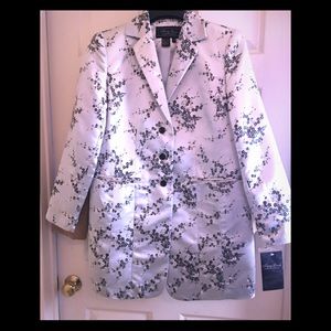NWT Beautiful silver 2 pc suit.